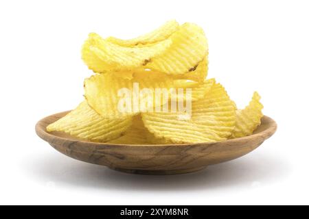 Kartoffel-Chips im hölzernen Platte auf weißem Hintergrund Stockfoto