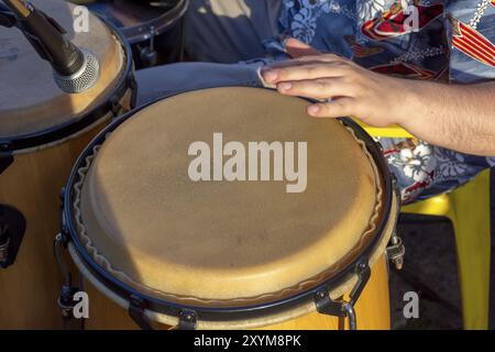 Detail der Mann spielt atabaque während der Party in der Karneval der Stadt Belo Horizonte, Minas Gerais Stockfoto