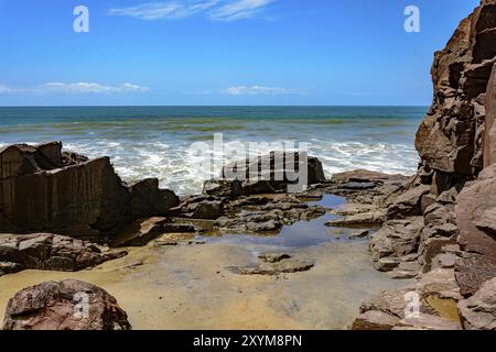 Blick auf das Meer und Horizont zwischen den Felsen mit Blauer Himmel an einem sonnigen Sommertag Stockfoto