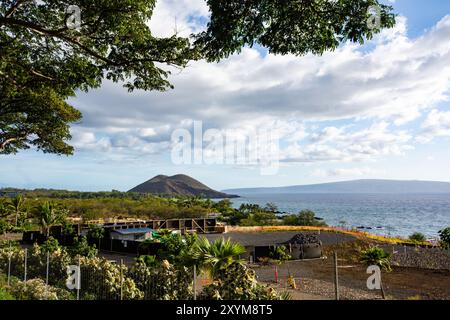 Blick auf den Makena State Park aus der Ferne auf Maui, Hawaii im Sommer 2024 Stockfoto