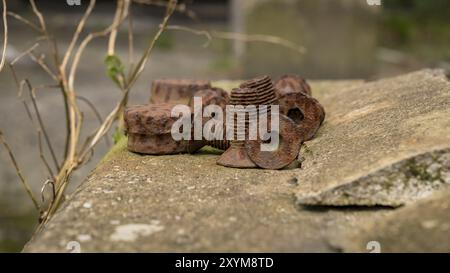 Einige Rostige Schrauben auf einer Platte des Betons Stockfoto