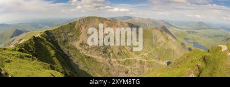 Blick vom Gipfel des Mount Snowdon, Snowdonia, Gwynedd, Wales, Großbritannien, Blick nach Norden auf Garnedd Ugain, den PYG Track und den Miner's Track Stockfoto