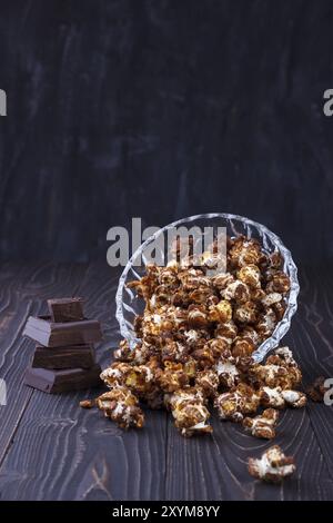 Nahaufnahme von süßen Schoko Popcorn in eine Kristallschale auf hölzernen Hintergrund Stockfoto