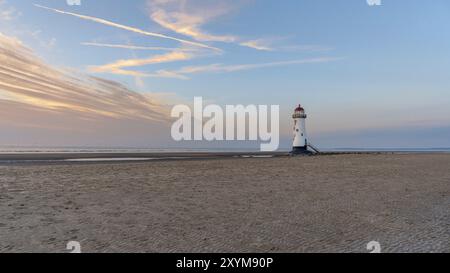 Abend Wolken am Leuchtturm in der Nähe von Ayr Talacre, Flintshire, Wales, Großbritannien Stockfoto