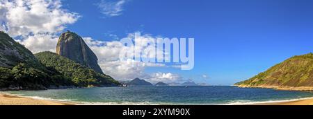 Hill of Sugar Loaf und Red Beach aus Urca, Rio de Janeiro, Brasilien, Südamerika Stockfoto