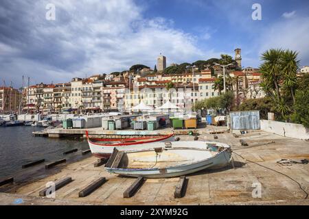 Cannes City Skyline auf Côte d'Azur in Frankreich, Le Suquet Altstadt vom Kai von Le Vieux Port Stockfoto