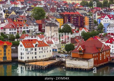 Bergen, Norwegen, 30. Juli 2018: Stadtbild mit bunten traditionellen Holzhäusern, Europa Stockfoto