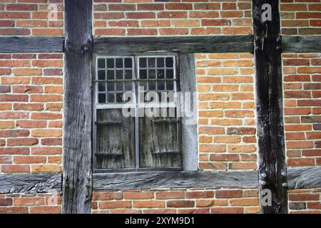 Fachwerkwand mit Doppelfenster Stockfoto