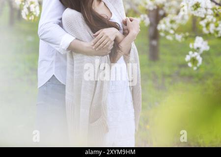 Junges Paar in Liebe küssen und umarmen in der Natur Stockfoto