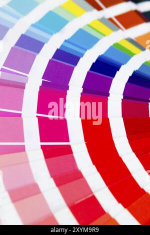 Abstraktes Muster mit Sektor des Spektrums Farbrades mit Rot-, Violett-, Blau- und Gelbtönen Stockfoto