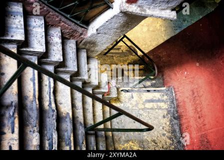 ISTANBUL, TÜRKEI, 25. MAI: Blick auf eine Treppe in einem Innenhof auf dem Großen Basar in Istanbul Türkei am 25. Mai 2018 Stockfoto