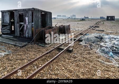 Alte Hütte und verrostete Maschinen am Strand von Dungeness Stockfoto