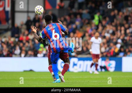 London, Großbritannien. August 2024. Marc Guehi (6) von Crystal Palace, der sich am 24. August 2024 beim Spiel Crystal Palace FC gegen West Ham United FC English Premier League in Selhurst Park, London, England, Großbritannien für den Ball herausfordert. Credit: Every Second Media/Alamy Live News Stockfoto