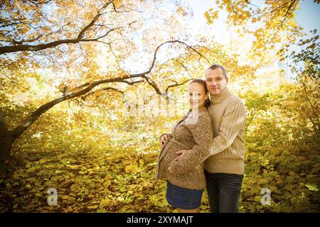 Familie im Sommerpark zusammen. Frau ist schwanger Stockfoto