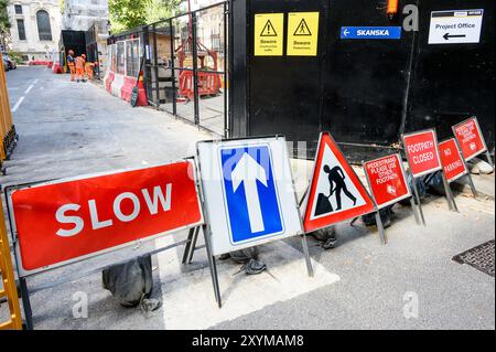 London, Großbritannien. Verkehrszeichen, die vor Störungen durch vor uns liegende Baustellen warnen. Stockfoto