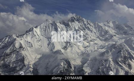 Gipfel des Ponggen Dopchu. Blick von Tserko Ri, Langtang Valley, Nepal. Bewölkter Frühlingstag Stockfoto