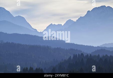 Hochgebirgsschichten in der Abenddämmerung, bayerische Alpen Stockfoto