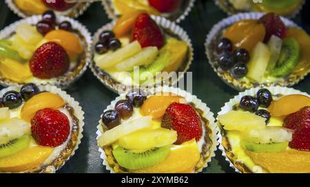 Beeren und Früchte auf einem öffentlichen Markt in Vancouver, Kanada Stockfoto