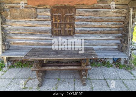 Holztisch vor einer Holzhütte auf einem Bergbauernhof in den Bayerischen Alpen Stockfoto