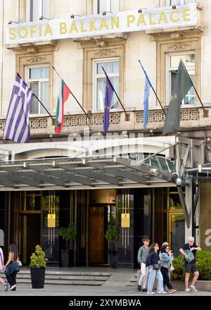 Touristen vor dem Hoteleingang des Sofia Balkan Palace in Sofia, Bulgarien, Osteuropa, Balkan, EU Stockfoto