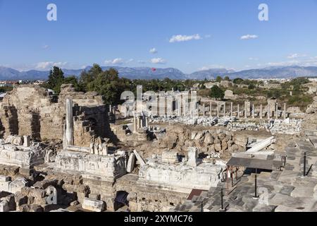 Altes Pamphylia Amphitheater Bühnengebäude an der türkischen Seite Stadtruinen Stockfoto