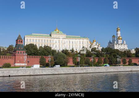 MOSKAU, RUSSLAND, 21.09.2015. Der Moskauer Kreml und die Uferpromenade in Russland Stockfoto