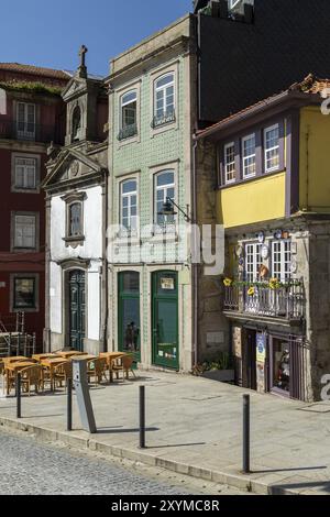 Historische Fassaden von Geschäften und Restaurants an der Promenade Cais da Ribeira im historischen Zentrum von Porto, Portugal, Europa Stockfoto