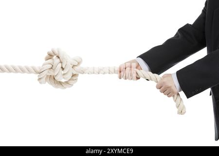 Wettbewerbskonzept, Geschäftsmann im schwarzen Anzug Hand- oder Zugseil mit gebundenem Knoten weiß isoliert Stockfoto