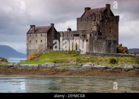 Eilean Donan Castle, wo sich Loch Long, Loch Duich und Loch Alsh treffen. Stockfoto