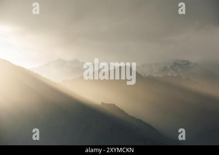 Sonnenlicht taucht in einem Winkel über den Himalaya-Bergen ein, ein Blick auf die Landschaft vom Bhimakali-Tempel in Sarahan, Himachal Pradesh, Indien, Asien Stockfoto