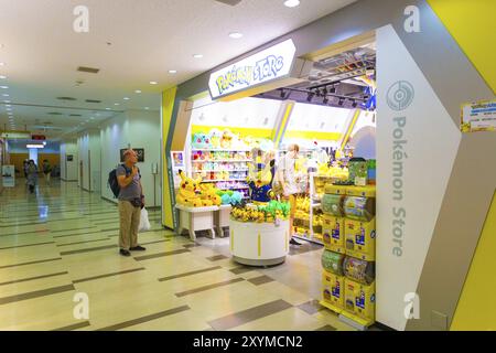 TOKIO, JAPAN, 21. JULI 2016: Kaukasische Touristen kaufen im Pokemon Store ein, zu Beginn der expolosiven Popularität als Ergebnis des Pokemon Go Spiels at Stockfoto