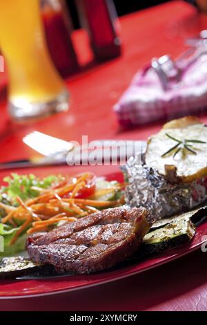 Gegrilltes Schweinefleisch auf einem Teller im Freien Stockfoto