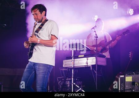 Beal, Großbritannien. August 2024. Little Comets treten beim Lindisfarne Festival auf, das jährlich auf der Beal Farm an der Northumberland Coast stattfindet. Foto: Thomas Jackson/Alamy Live News Stockfoto