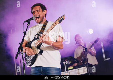 Beal, Großbritannien. August 2024. Little Comets treten beim Lindisfarne Festival auf, das jährlich auf der Beal Farm an der Northumberland Coast stattfindet. Foto: Thomas Jackson/Alamy Live News Stockfoto