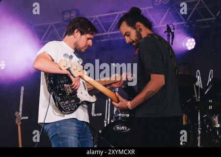 Beal, Großbritannien. August 2024. Little Comets treten beim Lindisfarne Festival auf, das jährlich auf der Beal Farm an der Northumberland Coast stattfindet. Foto: Thomas Jackson/Alamy Live News Stockfoto