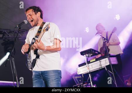 Beal, Großbritannien. August 2024. Little Comets treten beim Lindisfarne Festival auf, das jährlich auf der Beal Farm an der Northumberland Coast stattfindet. Foto: Thomas Jackson/Alamy Live News Stockfoto