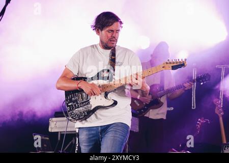 Beal, Großbritannien. August 2024. Little Comets treten beim Lindisfarne Festival auf, das jährlich auf der Beal Farm an der Northumberland Coast stattfindet. Foto: Thomas Jackson/Alamy Live News Stockfoto