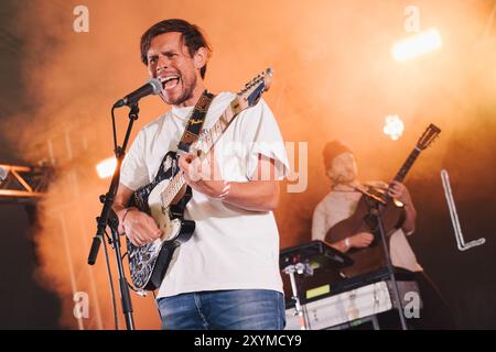 Beal, Großbritannien. August 2024. Little Comets treten beim Lindisfarne Festival auf, das jährlich auf der Beal Farm an der Northumberland Coast stattfindet. Foto: Thomas Jackson/Alamy Live News Stockfoto