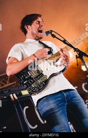 Beal, Großbritannien. August 2024. Little Comets treten beim Lindisfarne Festival auf, das jährlich auf der Beal Farm an der Northumberland Coast stattfindet. Foto: Thomas Jackson/Alamy Live News Stockfoto