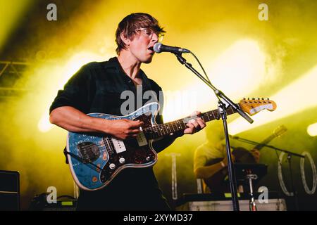 Beal, Großbritannien. August 2024. Little Comets treten beim Lindisfarne Festival auf, das jährlich auf der Beal Farm an der Northumberland Coast stattfindet. Foto: Thomas Jackson/Alamy Live News Stockfoto