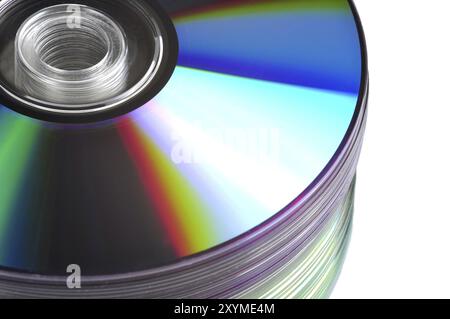 Nahaufnahme eines CD/DVD-Stacks auf einem Spiegel Stockfoto