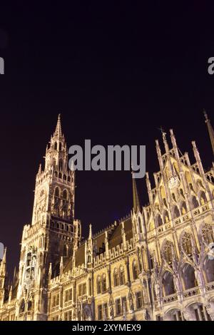 Neues Rathaus in München, nachts Stockfoto