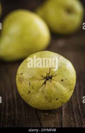 Birnen (Tiefenschärfe) auf einem alten Holztisch (close-up erschossen) Stockfoto