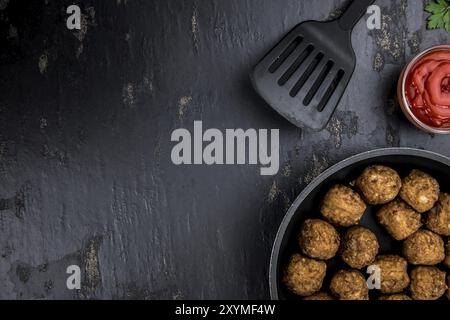 Schieferplatte mit hausgemachten Fleischbällchen (selektiver Fokus, Nahaufnahme) Stockfoto