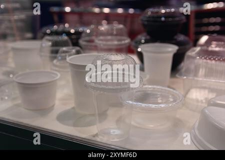 Verschiedene Proben von lebensmitteltauglichen PET-Verpackungen werden ausgestellt. Industrie Stockfoto