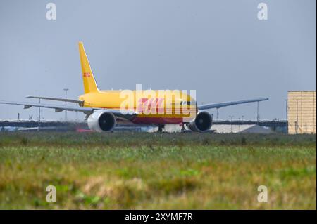 Schkeuditz, Deutschland. 30. August 2024. Ein DHL-Flugzeug vor dem DHL Air Hub am Flughafen Leipzig/Halle. Deutsche Sicherheitsbehörden warnen vor „unkonventionellen Brandgeräten“, die von unbekannten Personen über Frachtdienstleister verschickt werden. In Sicherheitskreisen ist ein Zusammenhang mit russischer Sabotage nicht ausgeschlossen. Quelle: Heiko Rebsch/dpa/Alamy Live News Stockfoto