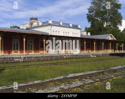 Der Bahnsteig des Haapsalu Bahnhofs war mit 214 Metern der längste überdachte Bahnsteig in Europa zum Zeitpunkt seines Baus. Der Bahnsteig Stockfoto