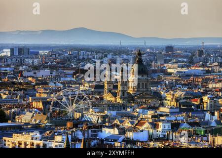 Budapest bei Sonnenuntergang, Hauptstadt Ungarns Stadtbild mit Stephansdom und Riesenrad Stockfoto