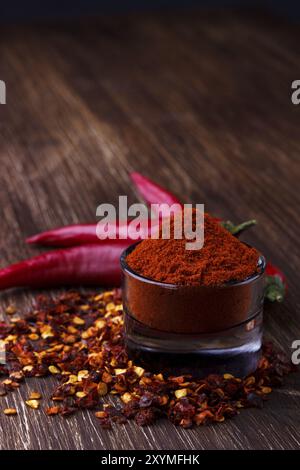 Chili Paprika auf rustikalem Hintergrund, frisch, Samen und Pulver Stockfoto