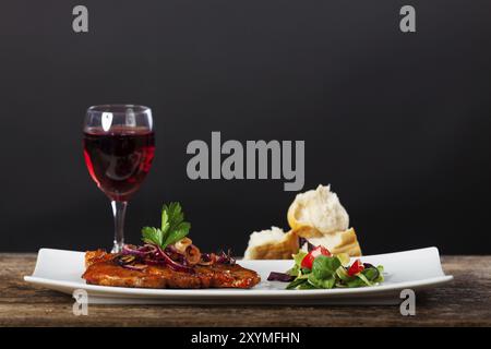 Gegrilltes Schweinesteak auf einem Teller Stockfoto